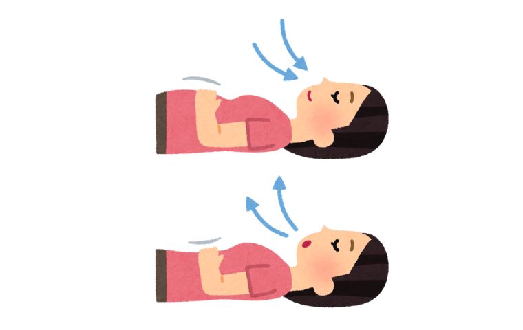 仰向けで腹式呼吸を練習する女性